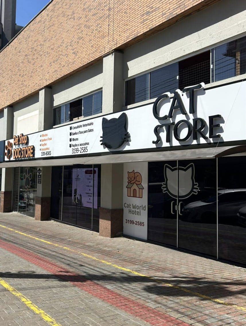 Fachada da Dog Store e Cat Store em Chapecó, com os letreiros das duas lojas