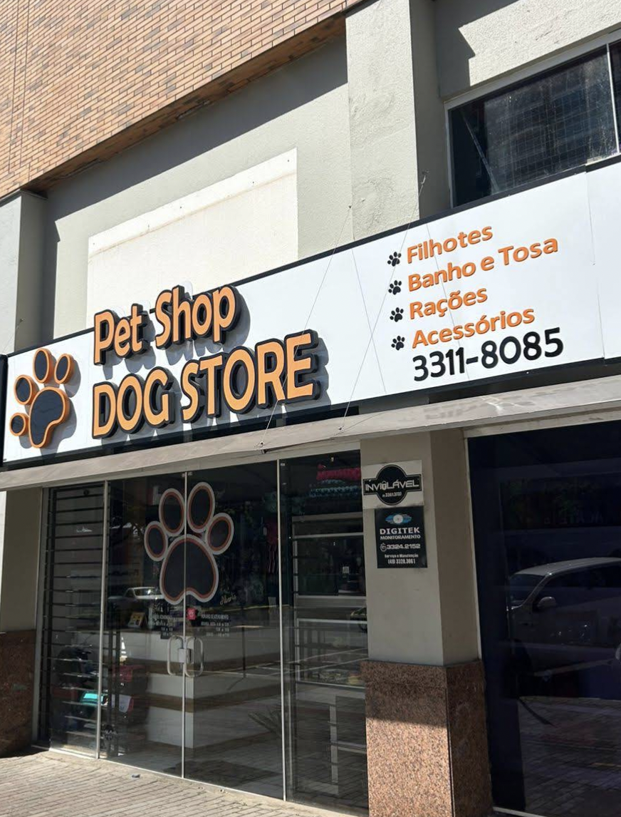 Fachada da Dog Store em Chapecó, com letreiro e entrada da loja